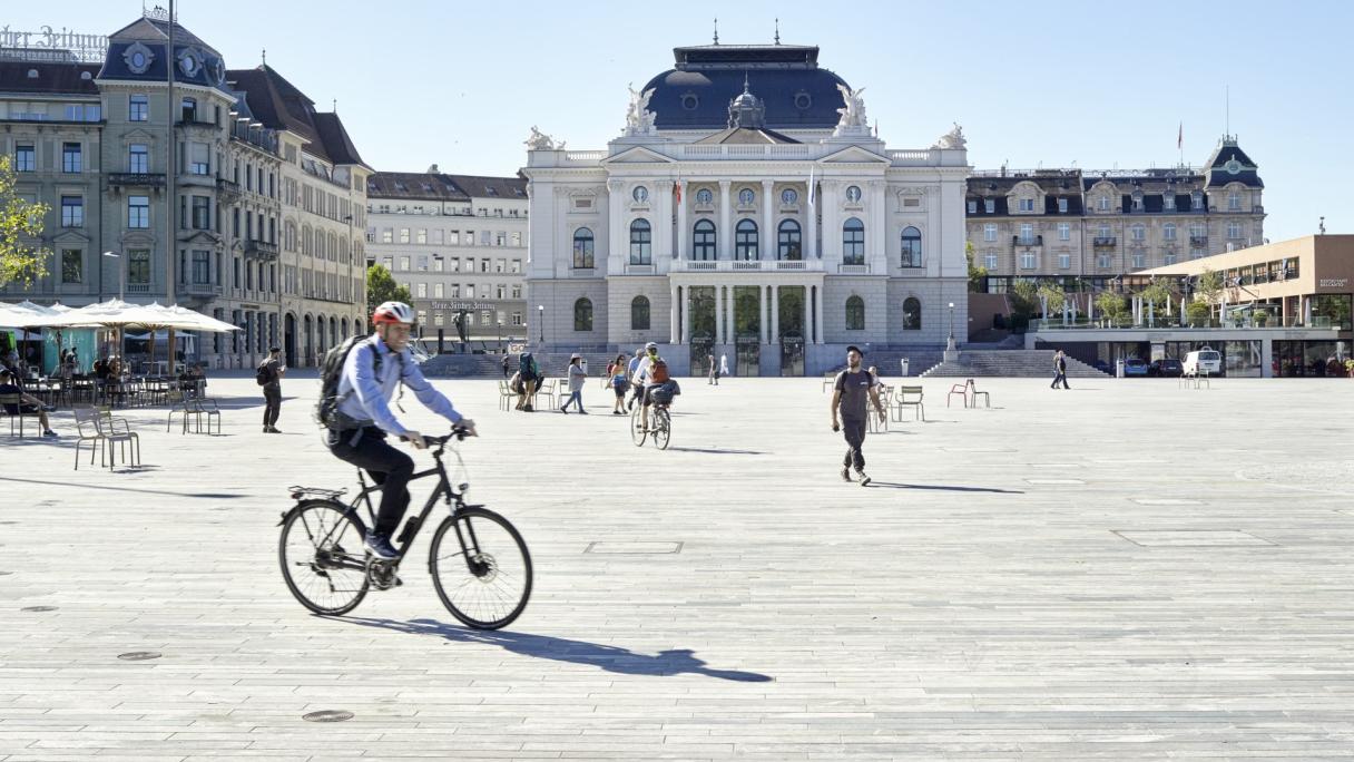 Velofahrer auf dem Sechseläutenplatz